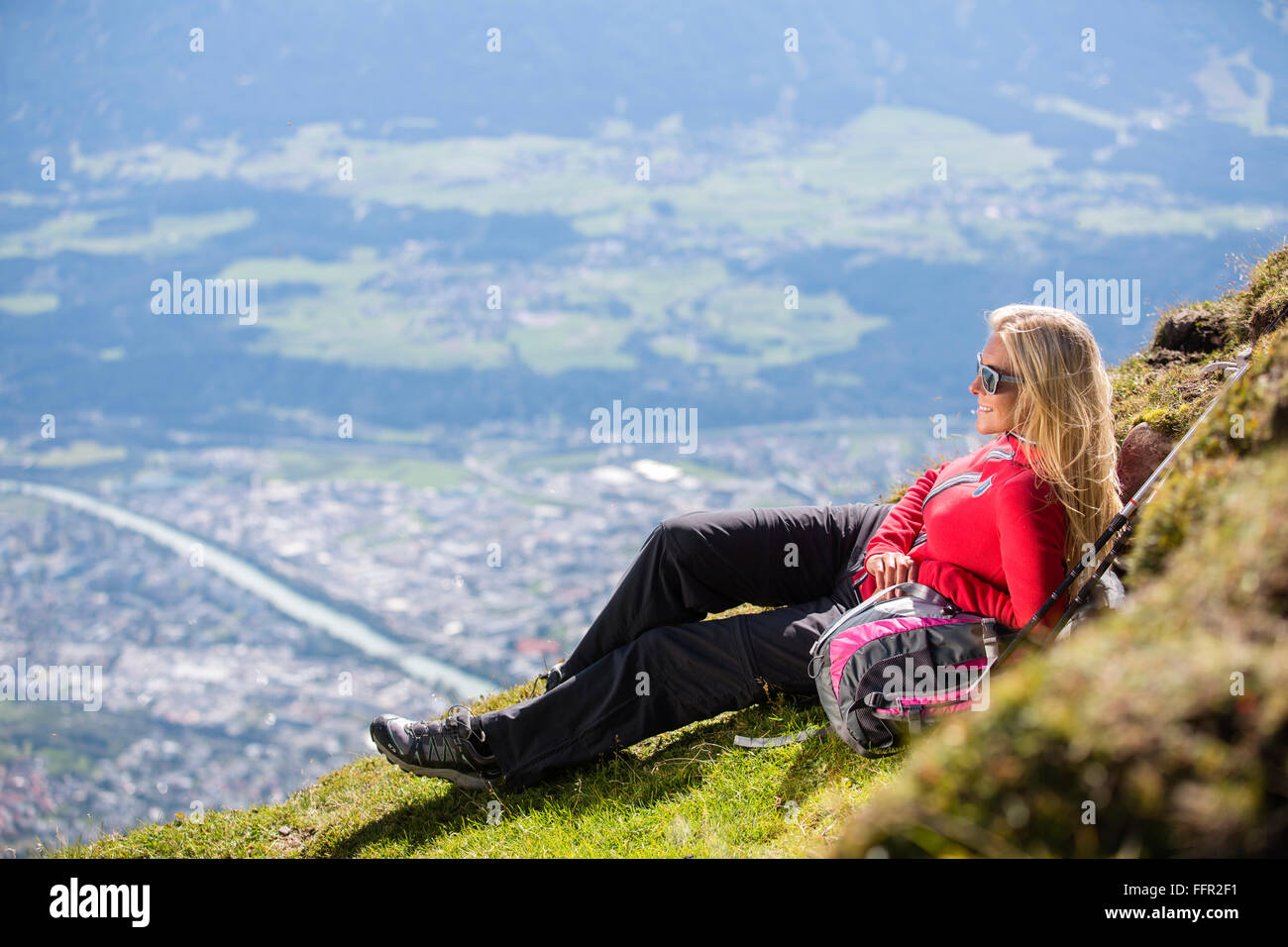 Randonneur, femme sur le bord de la route, Goetheweg, Karwendel, Innsbruck, Tyrol, Autriche Banque D'Images