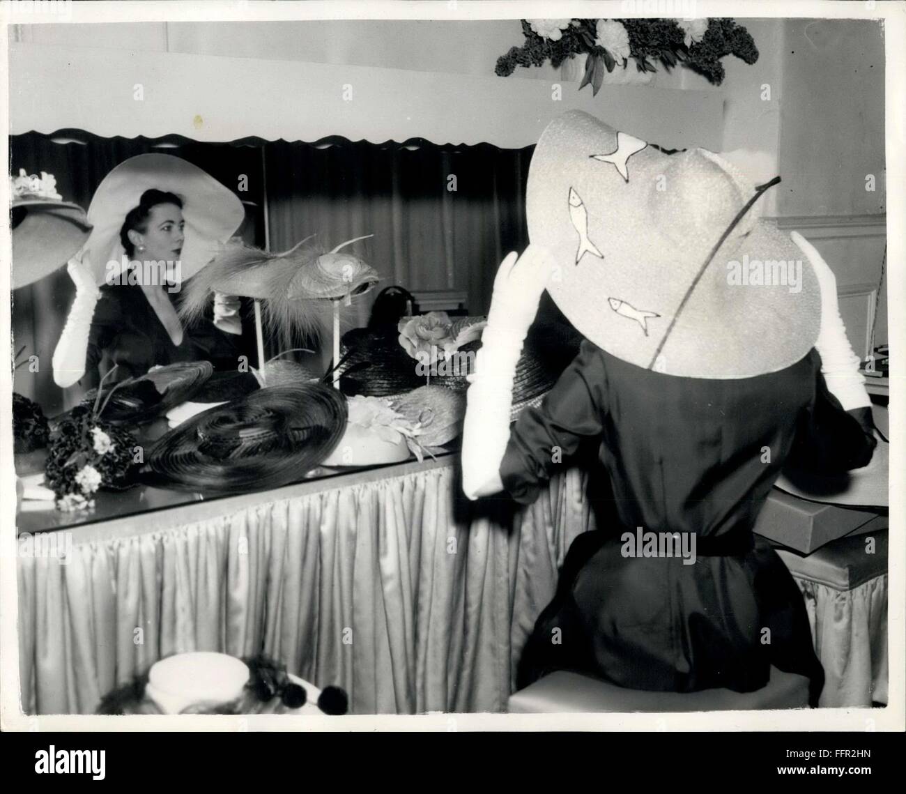 1966 - Chapeaux pour Ascot montré à Londres : Photo shows chapeaux, casquettes, chapeaux de petite taille et chacun est ''dernière mode'' ici en miroir est une ossature bois paille beige, avec ligne de linge blanc décoré de trois poissons de ligne et tous les chapeaux ont été conçus par Ronald Paterson. © Keystone Photos USA/ZUMAPRESS.com/Alamy Live News Banque D'Images