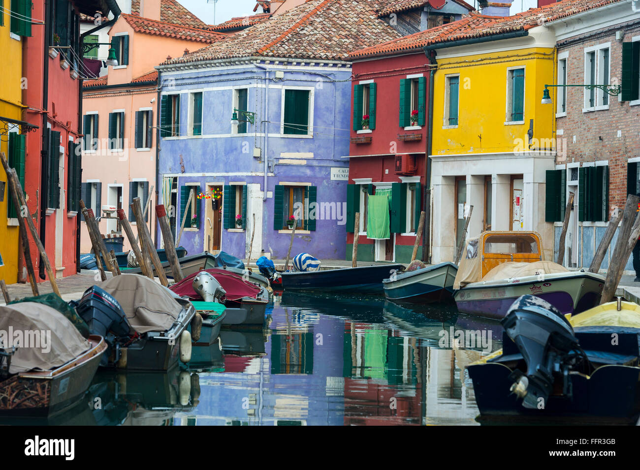 Maisons colorées sur canal avec bateaux, Burano, Venise, Vénétie, Italie Banque D'Images