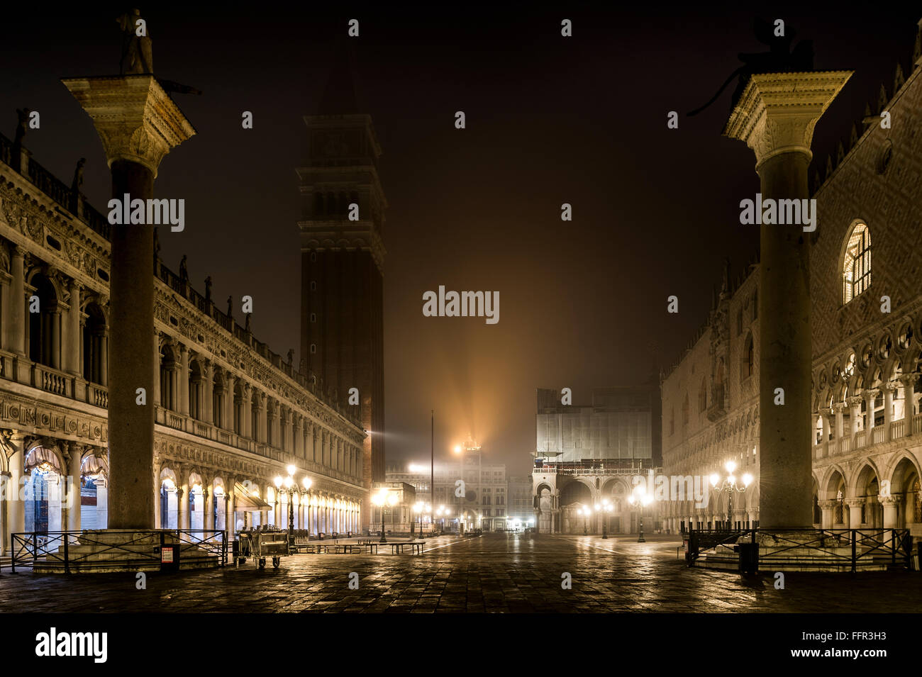 Du Palais des Doges et le Campanile dans une nuit brumeuse, Venise, Vénétie, Italie Banque D'Images