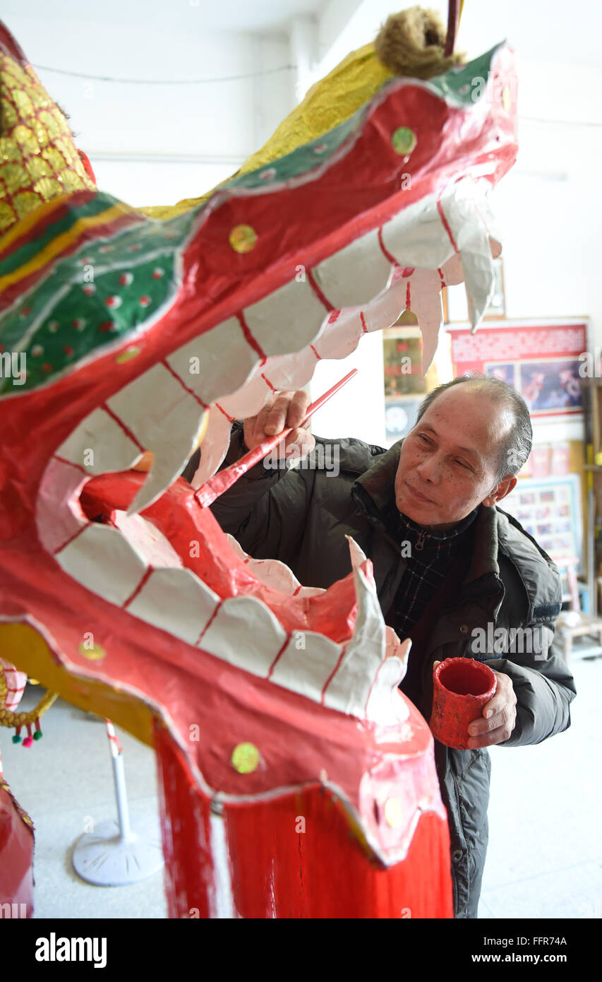 (160217) -- BINYANG, le 17 février 2016 (Xinhua) -- Artisan, Zou Yute décore un paolong dans dragon Binyang Comté du sud de la Chine, région autonome Zhuang du Guangxi, 16 février 2016. Le Paolong Binyang Festival, un patrimoine culturel immatériel national, a lieu le 11e jour du premier mois du calendrier lunaire chinois chaque année. Zou Yute, 62 ans, a hérité de l'artisanat de faire paolong dragon pour plus de 40 ans. Il faut au moins 20 jours pour faire paolong dragon, qui exige également la collaboration d'un grand nombre de personnes. Il y a plus de dix artisans à Binyang que spec Banque D'Images