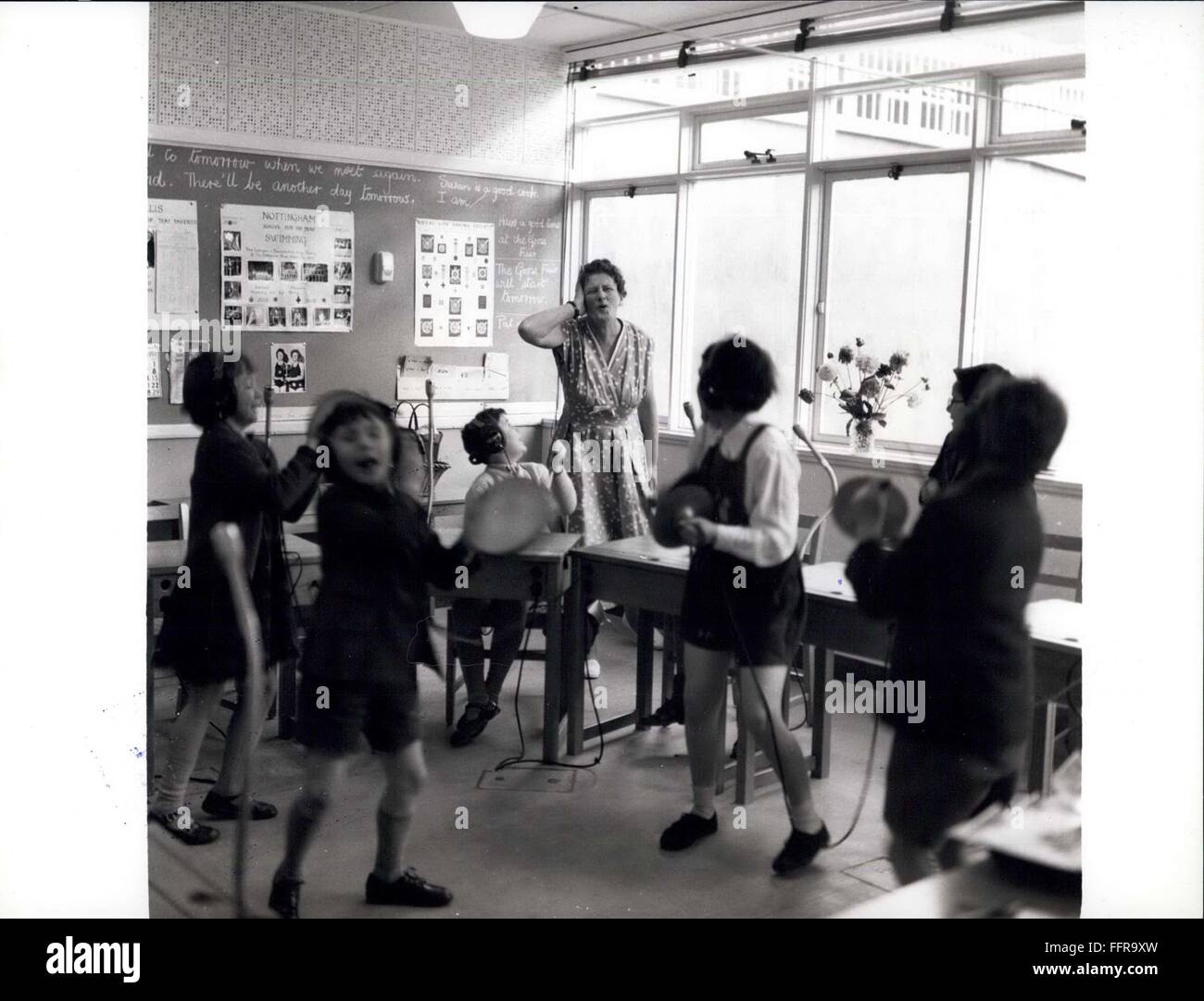 1964 - Rag Time : une danse Enfants et jouer leurs instruments au cours d'une leçon de musique Mme Dorothy Marriott vient d'obtenir un son ont de Bout Portant à partir d'une classe. © Keystone Photos USA/ZUMAPRESS.com/Alamy Live News Banque D'Images