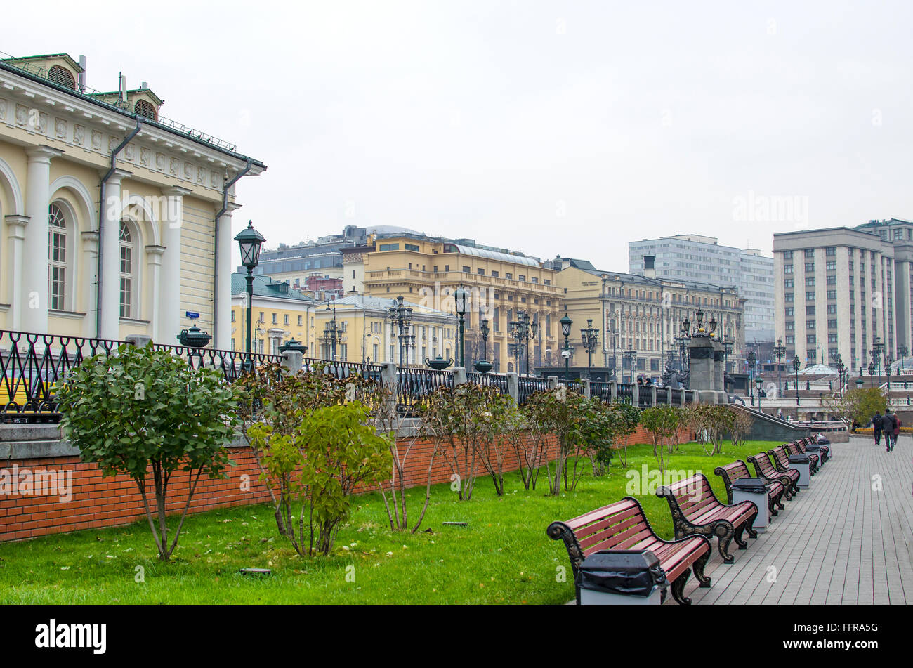 Avenue dans un jardin d'Aleksandrovsk à Moscou, de l'avenue, un jardin Aleksandrovsky, architecture, la vue, l'automne, la fin, la ville Banque D'Images