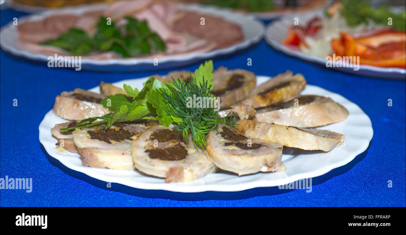 Rouler les tranches de poulet aux pruneaux sur une assiette blanche, un produit de viande, viande, viande de poulet, rouleaux de poulet, on white Banque D'Images