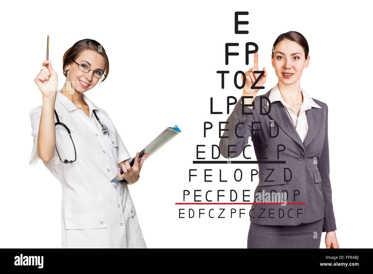 Médecin enregistrer les résultats d'un test de la vue sur le fond blanc Banque D'Images