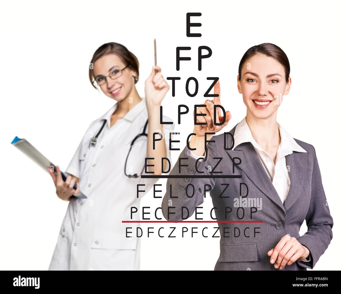 Médecin enregistrer les résultats d'un test de la vue sur le fond blanc Banque D'Images