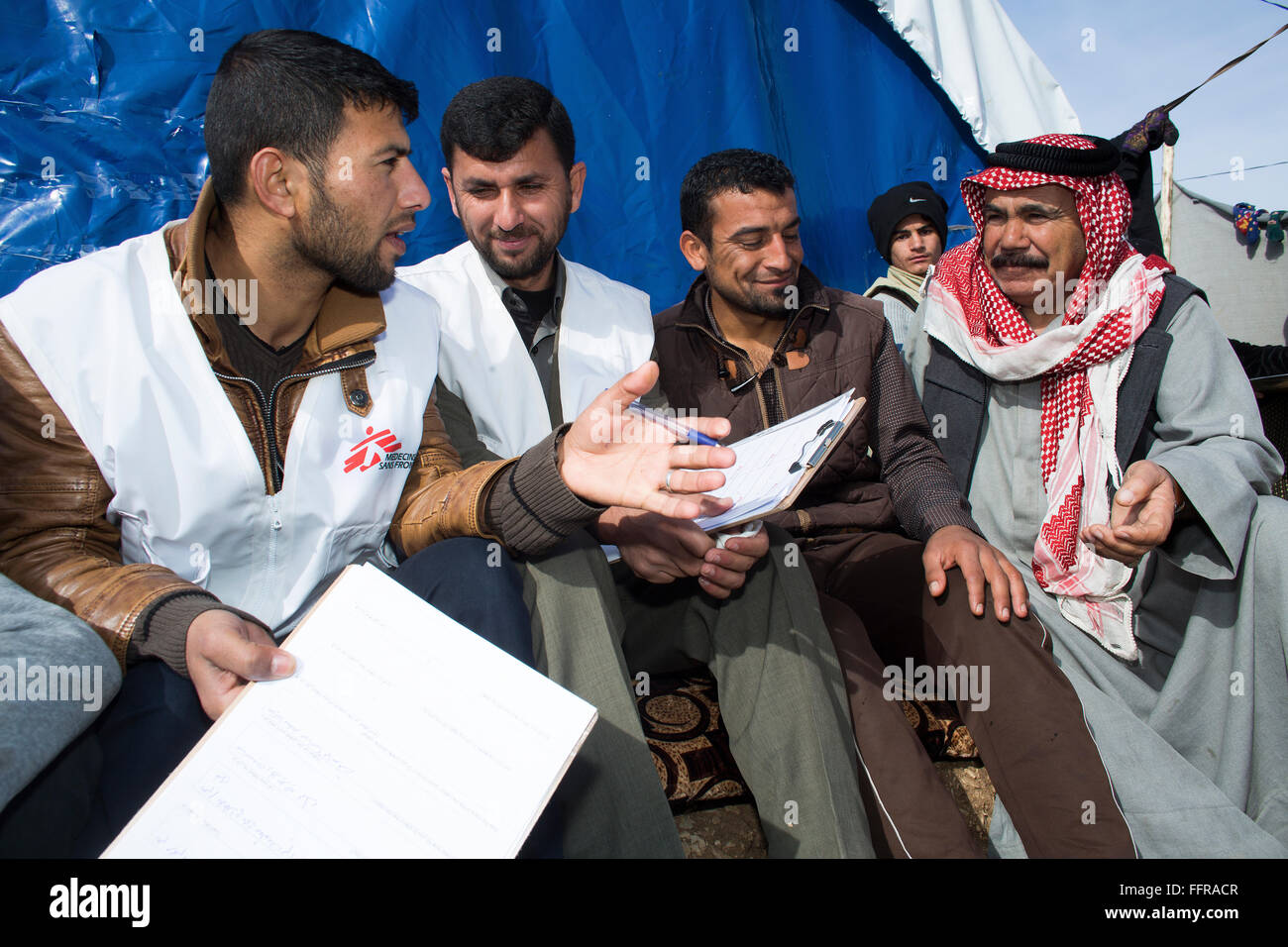 Les promoteurs de la santé au travail de MSF dans l'Arbat Kamp, le nord de l'Iraq des réfugiés Banque D'Images