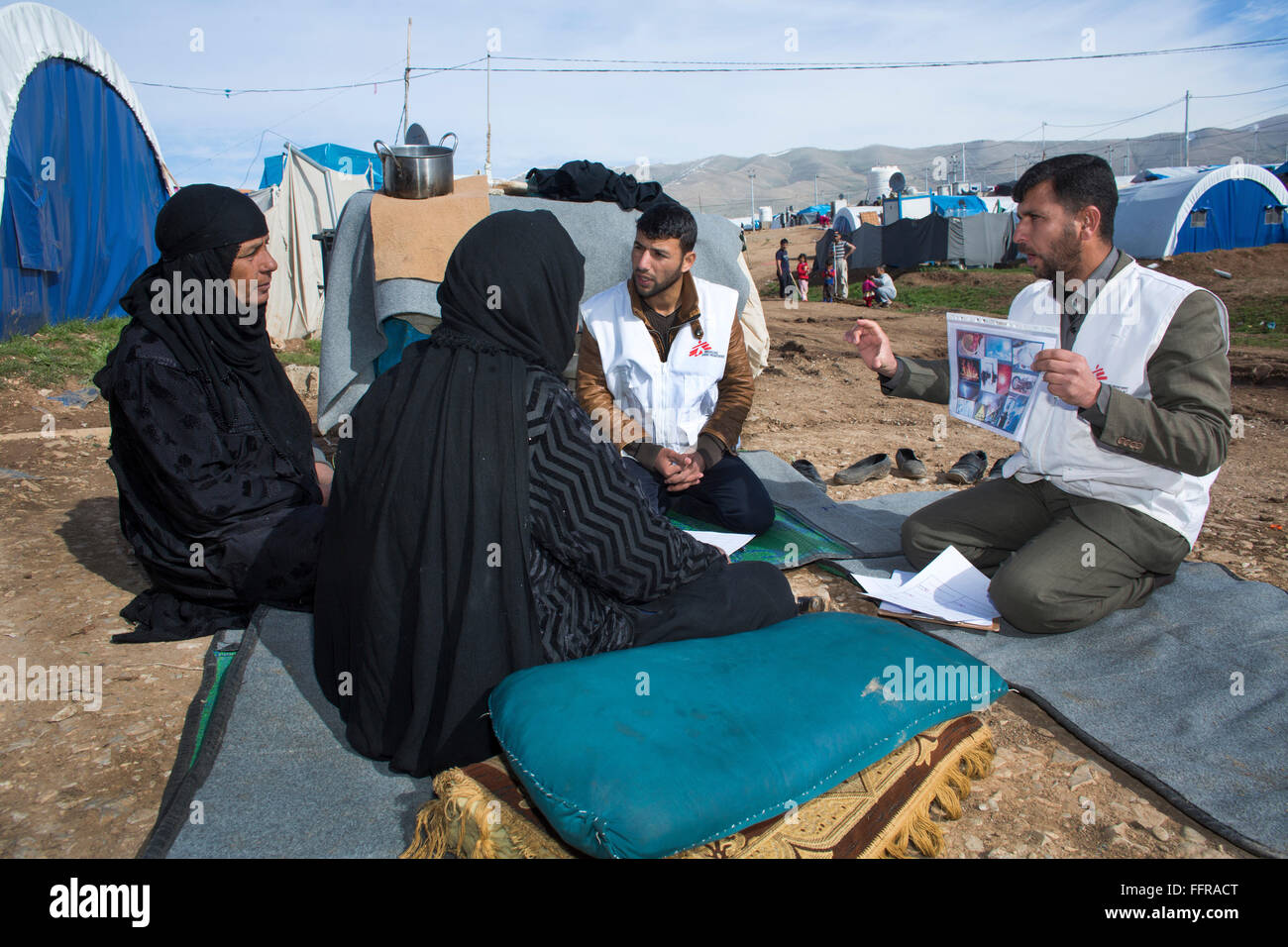 Les promoteurs de la santé au travail de MSF dans l'Arbat Kamp, le nord de l'Iraq des réfugiés Banque D'Images
