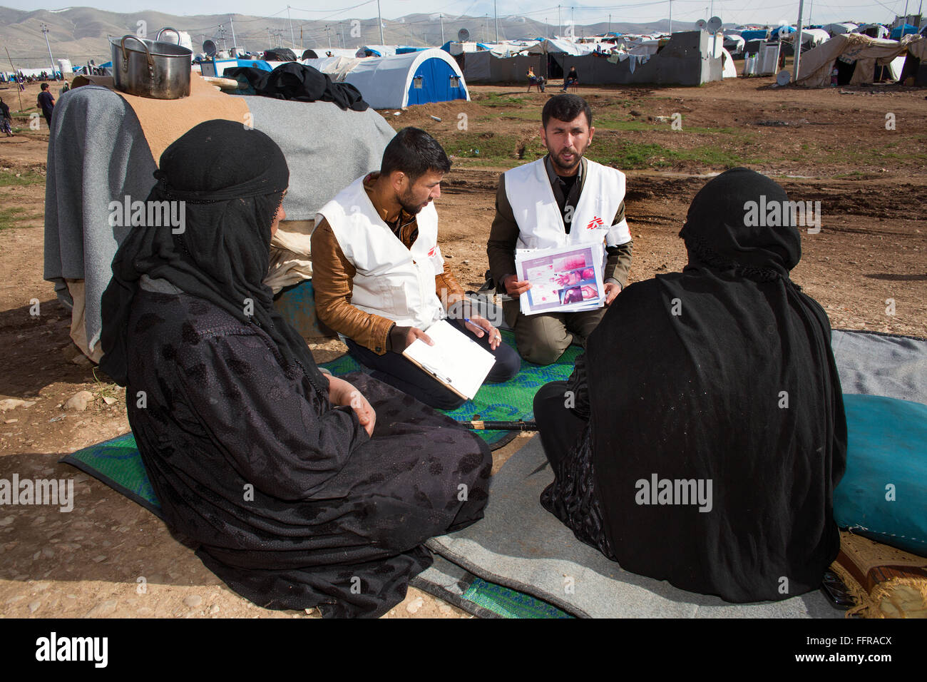 Les promoteurs de la santé au travail de MSF dans l'Arbat Kamp, le nord de l'Iraq des réfugiés Banque D'Images