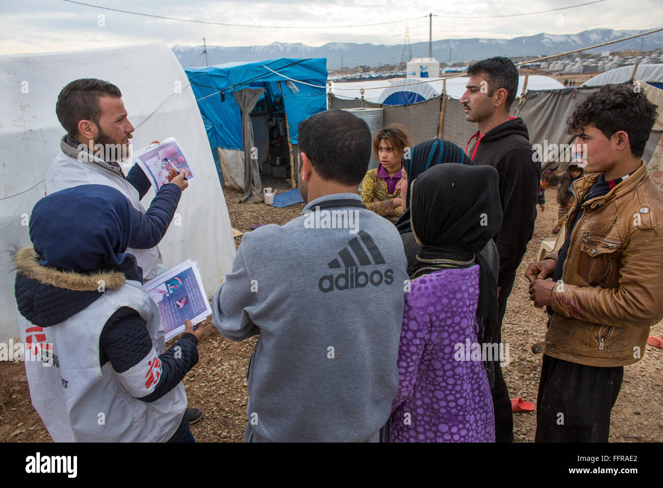Les promoteurs de la santé au travail de MSF dans l'Arbat Kamp, le nord de l'Iraq des réfugiés Banque D'Images