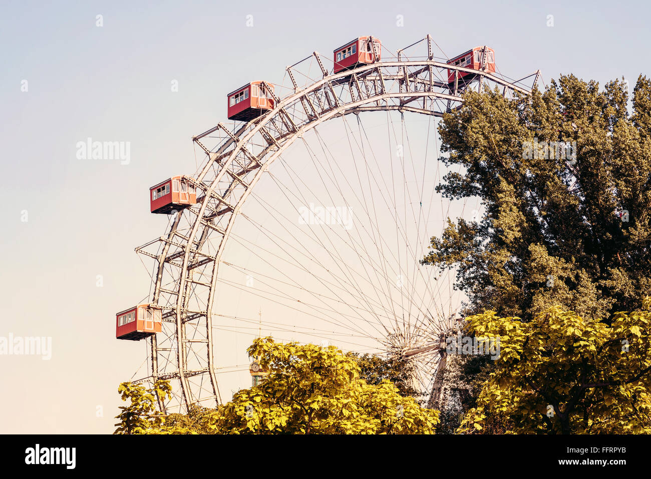 Filtre de rétro Fun Park Grande roue contre le ciel bleu au Prater de Vienne Banque D'Images