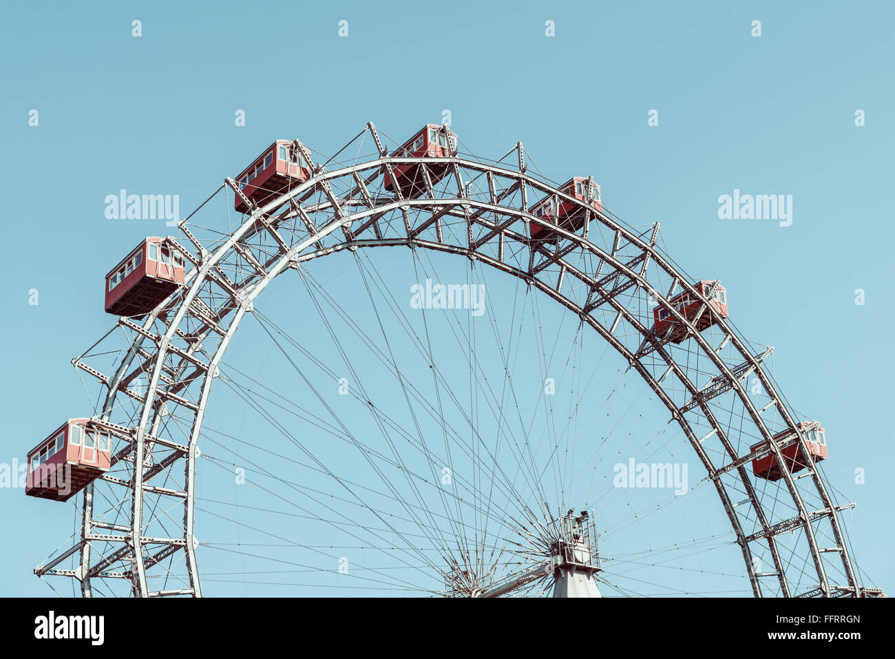 Filtre de rétro Fun Park Grande roue contre le ciel bleu au Prater de Vienne Banque D'Images