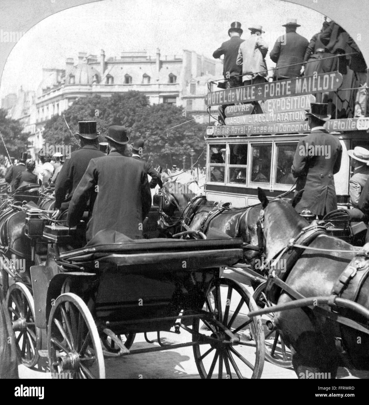 PARIS CHAMPS ELYSÉES. /Nl'Avenue des Champs Elysées où les voitures à