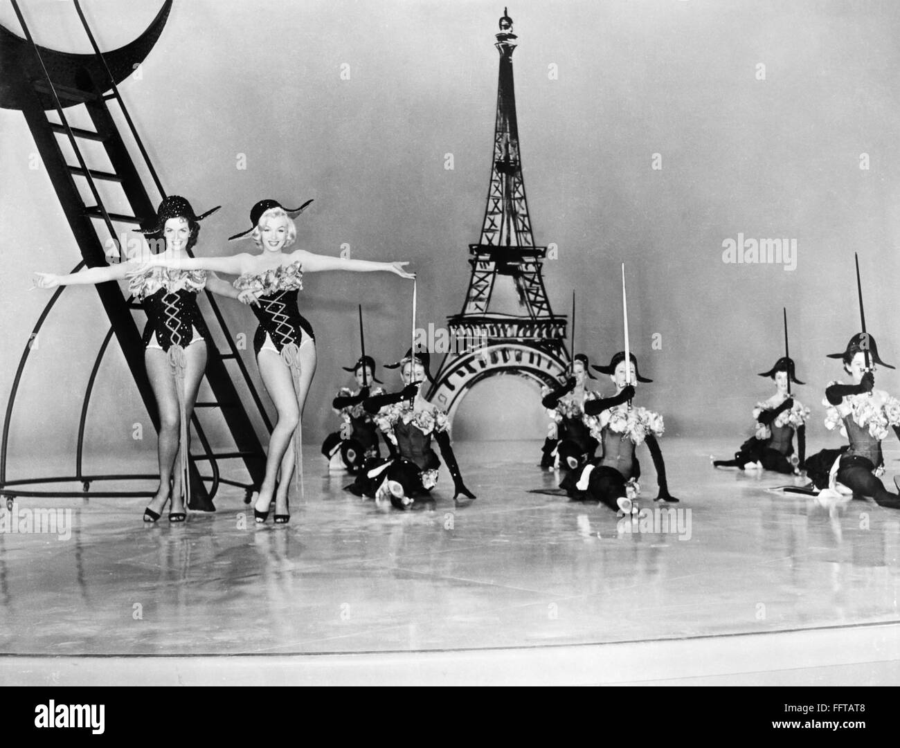 Hommes préfèrent les blondes. /Nde gauche : Jane Russell, Marilyn Monroe et la Tour Eiffel dans le film 'hommes préfèrent les blondes", 1953, réalisé par Howard Hawks après le roman d'Anita Loos. Banque D'Images
