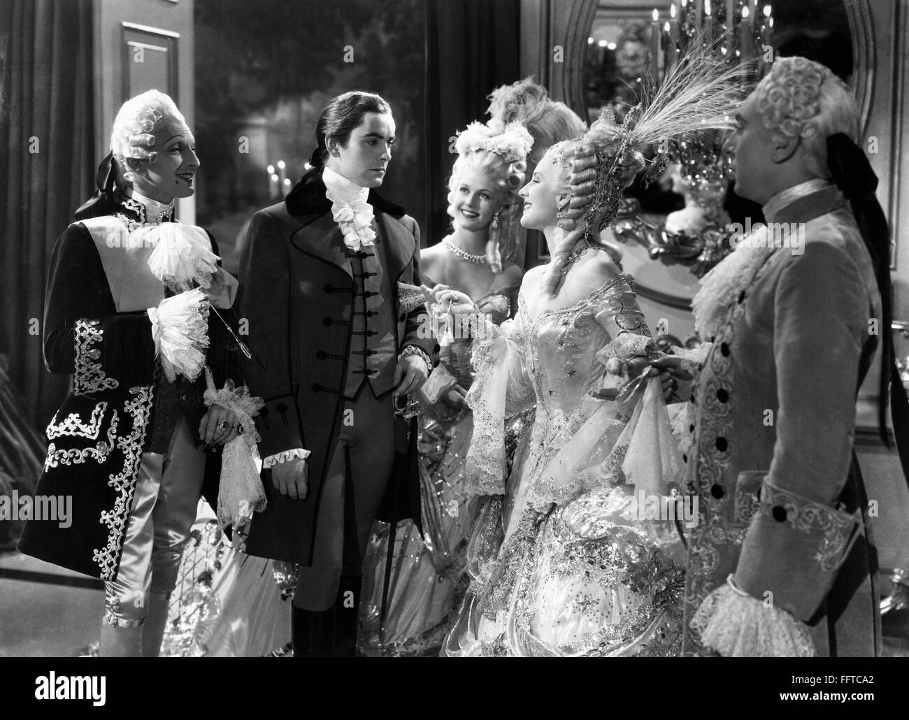 FILM : Marie Antoinette. /NMarie Antoinette (Moira Shearer) greats Count Axel de Fersen (Tyrone Power) dans une scène de la 1938, film réalisé par W.S. Van Dyke. Banque D'Images
