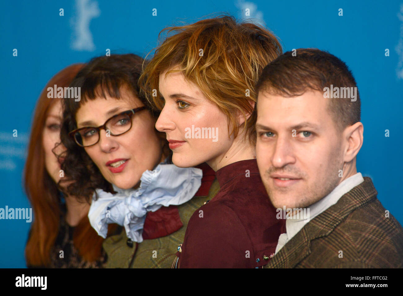 Berlin, Allemagne. Feb 15, 2016. Julianne Moore, directeur Rebecca Miller, Greta Gerwig et producteur Damon Cardasis au cours de la 'Maggie's Plan" photocall à la 66e Festival International du Film de Berlin/Berlinale 2016 le 15 février 2016 à Berlin, Allemagne. © dpa/Alamy Live News Banque D'Images