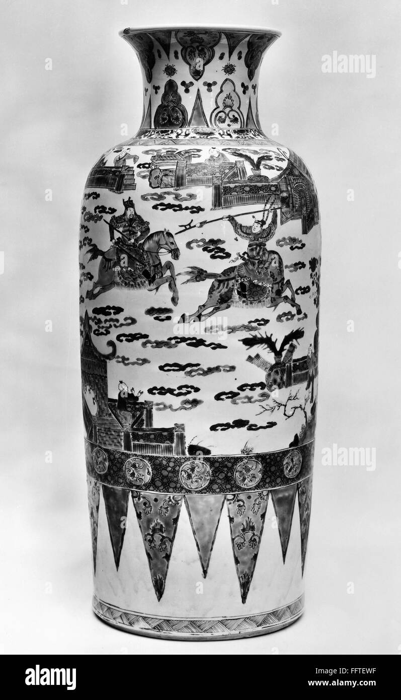 Chine : vase en porcelaine. /NWhite manchon porcelaine vase aux émaux famille verte, décorée de scènes de manœuvres de cavalerie. K'ang Hsi période, dynastie Ching, 1661-1722. Banque D'Images