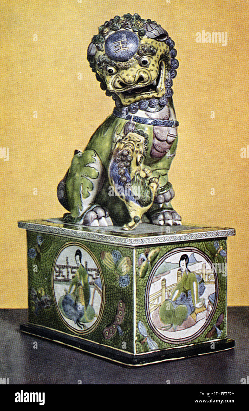 Chine : LION sur piédestal. /NPorcelain figure d'un lion bouddhiste sur un socle, décoré avec des émaux famille verte. Hauteur combinée : 15 1/4 in. K'ang Hsi période, dynastie Ching, 1661-1722. Banque D'Images