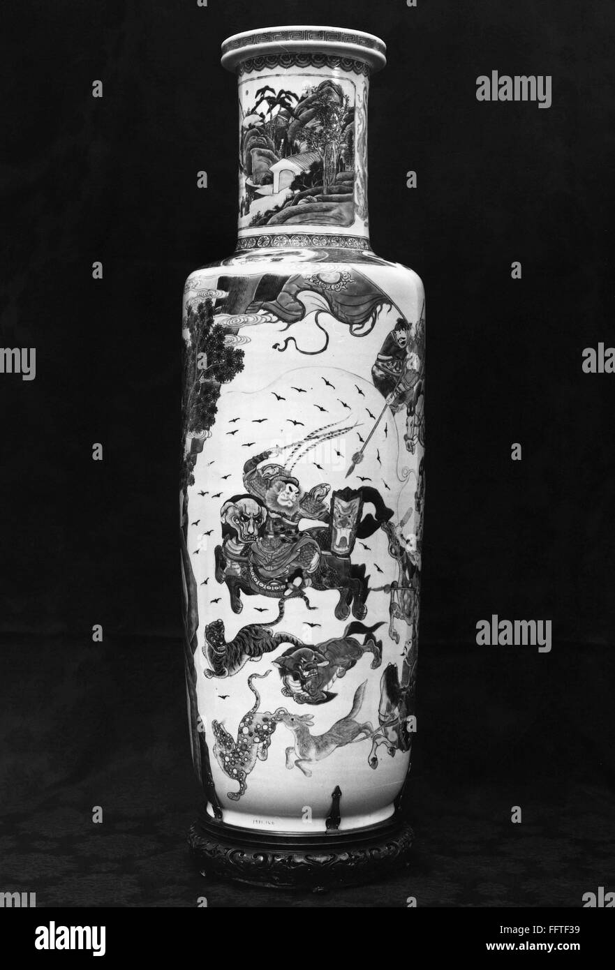 Chine : vase en porcelaine. NPorcelain /rouleau à décor en émaux famille verte, avec une représentation de guerriers attaquer un démon blindé monté sur un lion. K'ang Hsi période, dynastie Ching, 1661-1722. Banque D'Images