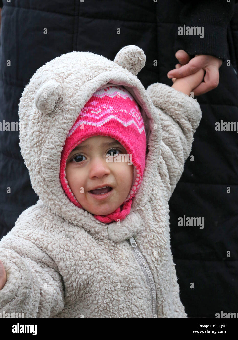 Portrait d'une fille de réfugiés (14 mois) à partir de la Syrie, vit maintenant avec ses parents dans le camp de toile 'jungle' près de Calais, France Banque D'Images