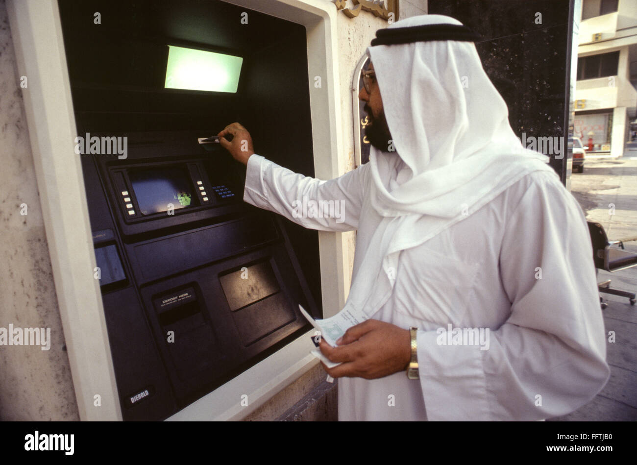 À l'aide d'un distributeur en Arabie Saoudite Banque D'Images