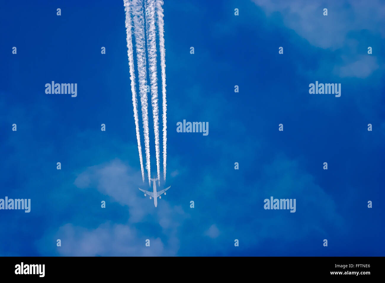 Avion dans le ciel bleu au-dessus de la Suède. Banque D'Images