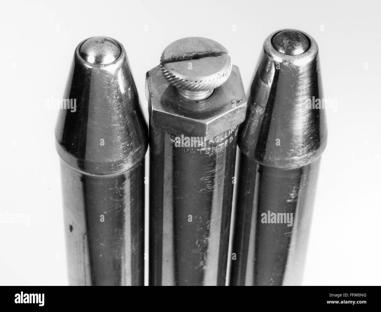 Les stylos à bille, 1888. /Nfermez plan sur des échantillons de la  "rolling-fontaine a souligné, marqueur" considéré comme le premier stylo à  bille, breveté en 1888 par John J. Loud de Weymouth,