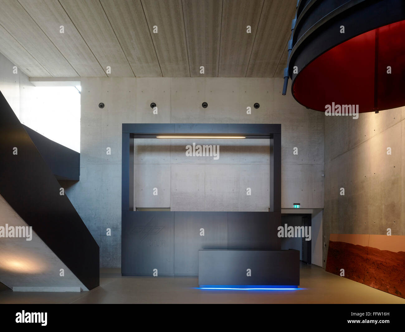 Hall d'accueil et en centre d'accueil. Centre aérospatial allemand (DLR), Brême, Allemagne. Architecte : Kister Scheithauer, brut 2012 Banque D'Images