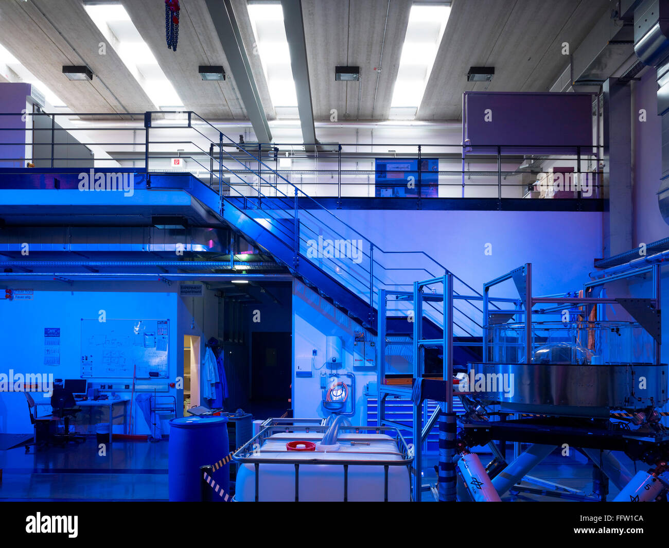 Laboratoire de l'Assemblée dans la lumière bleue. Centre aérospatial allemand (DLR), Brême, Allemagne. Architecte : Kister Scheithauer, brut 2012. Banque D'Images