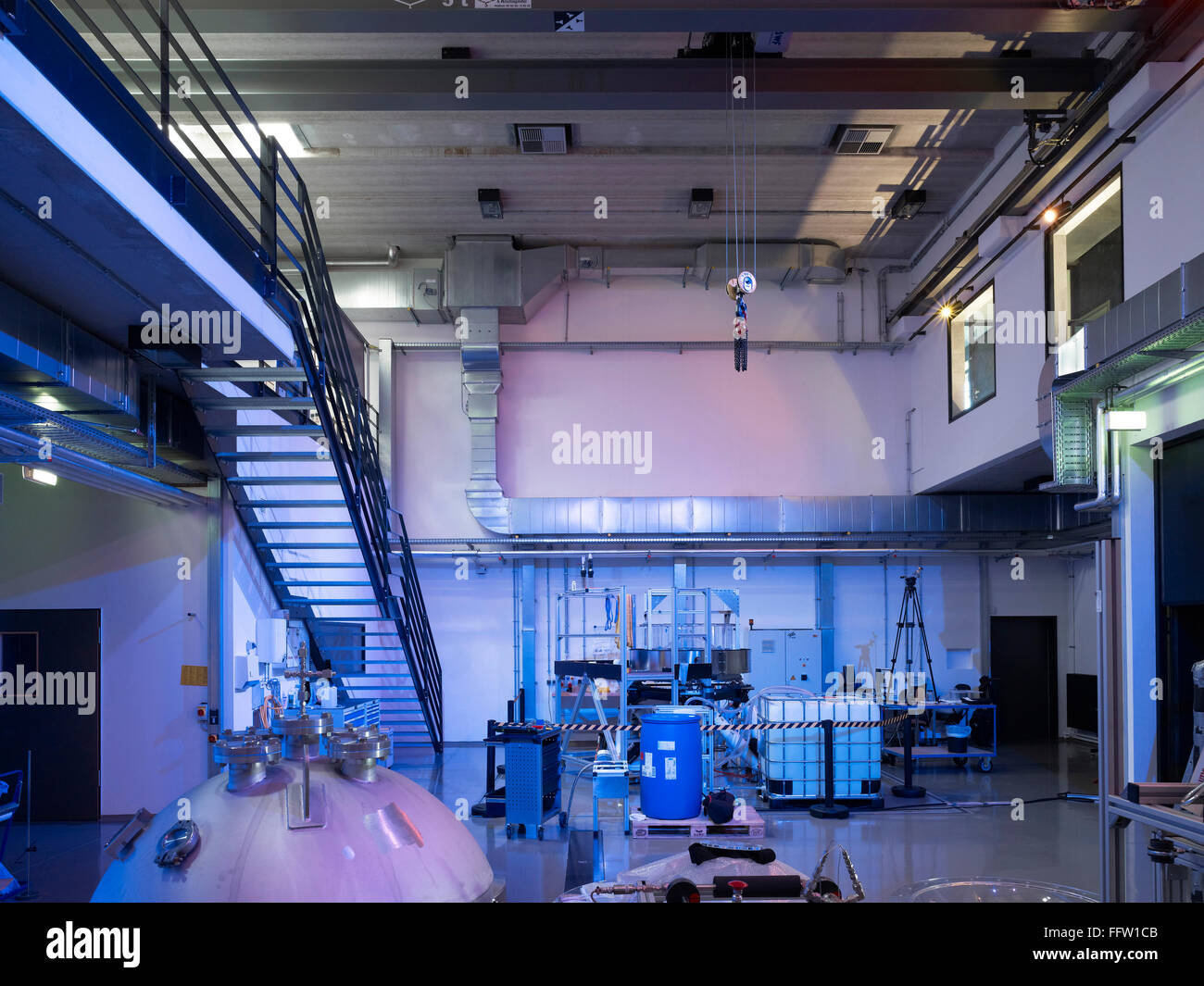 Laboratoire de l'Assemblée dans la lumière bleue. Centre aérospatial allemand (DLR), Brême, Allemagne. Architecte : Kister Scheithauer, brut 2012. Banque D'Images