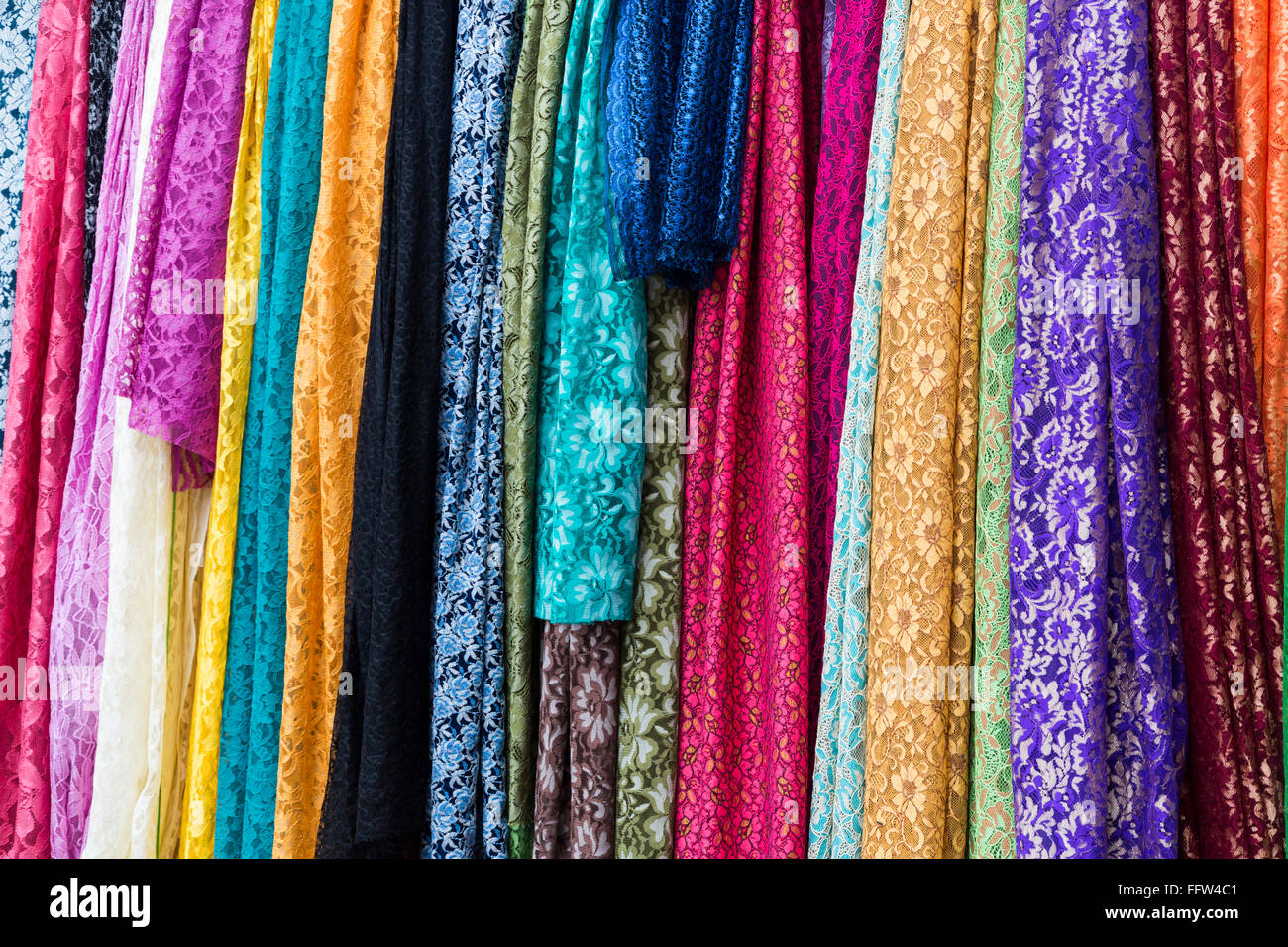 Marché avec des tissus colorés à Yangon street Banque D'Images