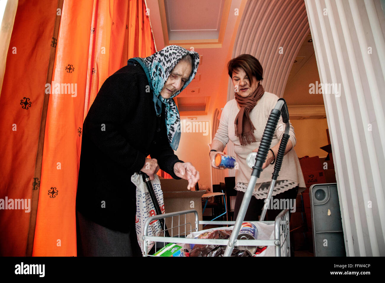 Distribution alimentaire à Agios Artemios, une église à Pangrati - 04/04/2015 - Grèce / Attica / Athènes - Agios Artemios, un... Banque D'Images