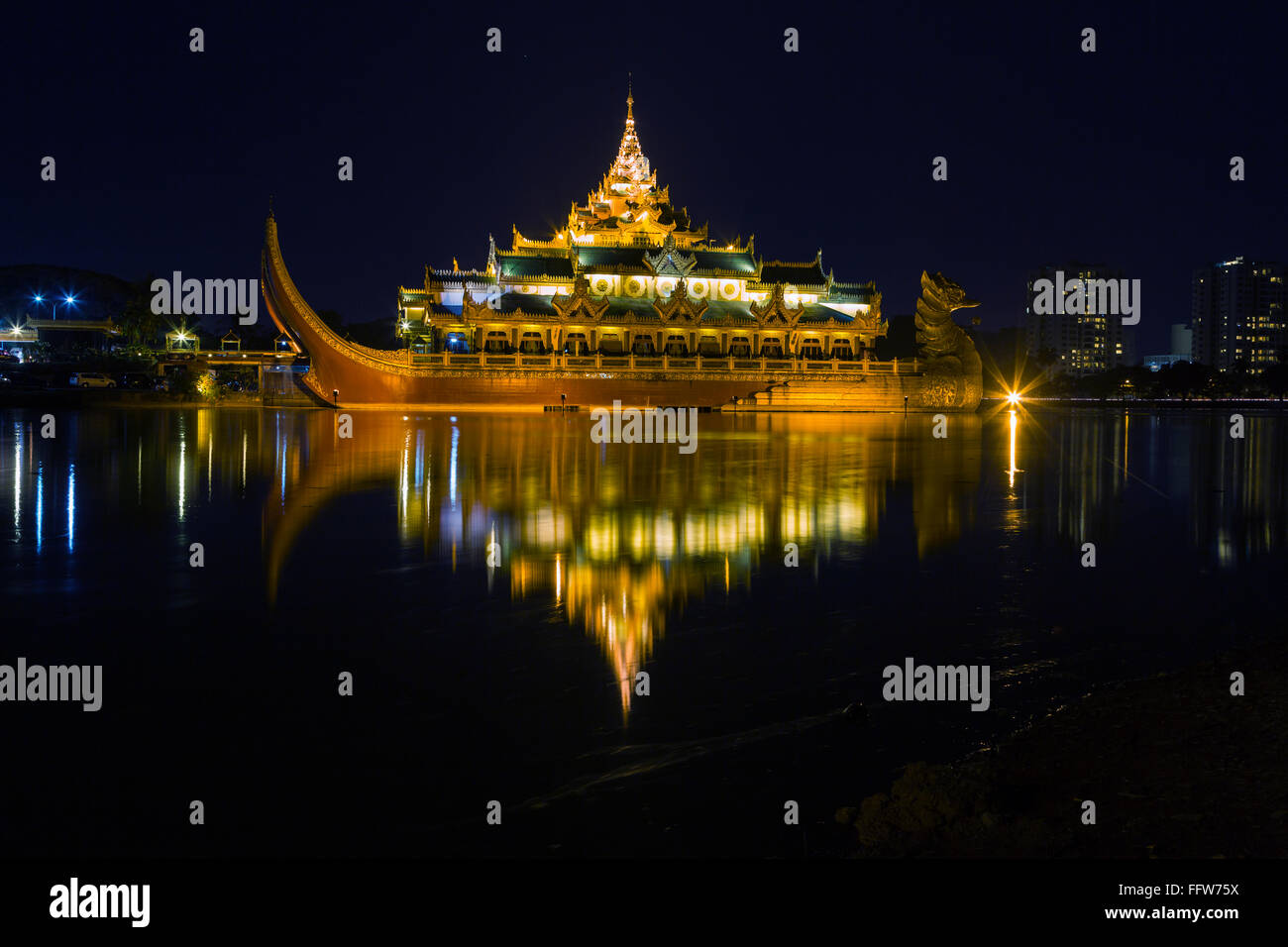 Barge flottante Karaweik Hall le Lac Kandawgyi au crépuscule, Yangon, Myanmar Banque D'Images