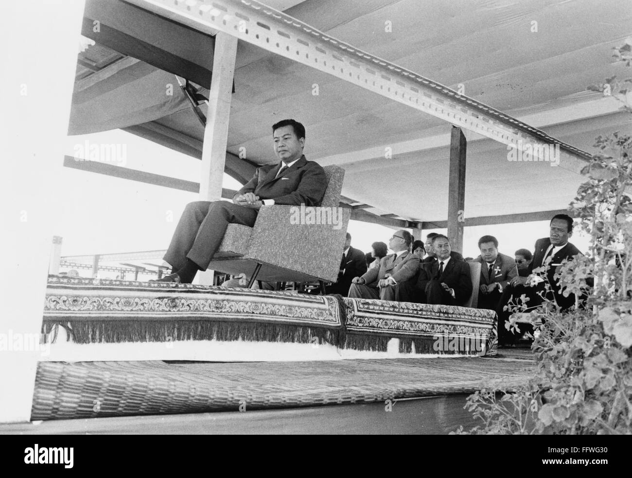NORODOM SIHANOUK (1922- ). NCambodian /chef de l'Etat. Le Prince Sihanouk assistant à l'inauguration d'une infirmerie dans un village cambodgien, 17 décembre 1963. Photographié par Sol W. Sanders. Banque D'Images