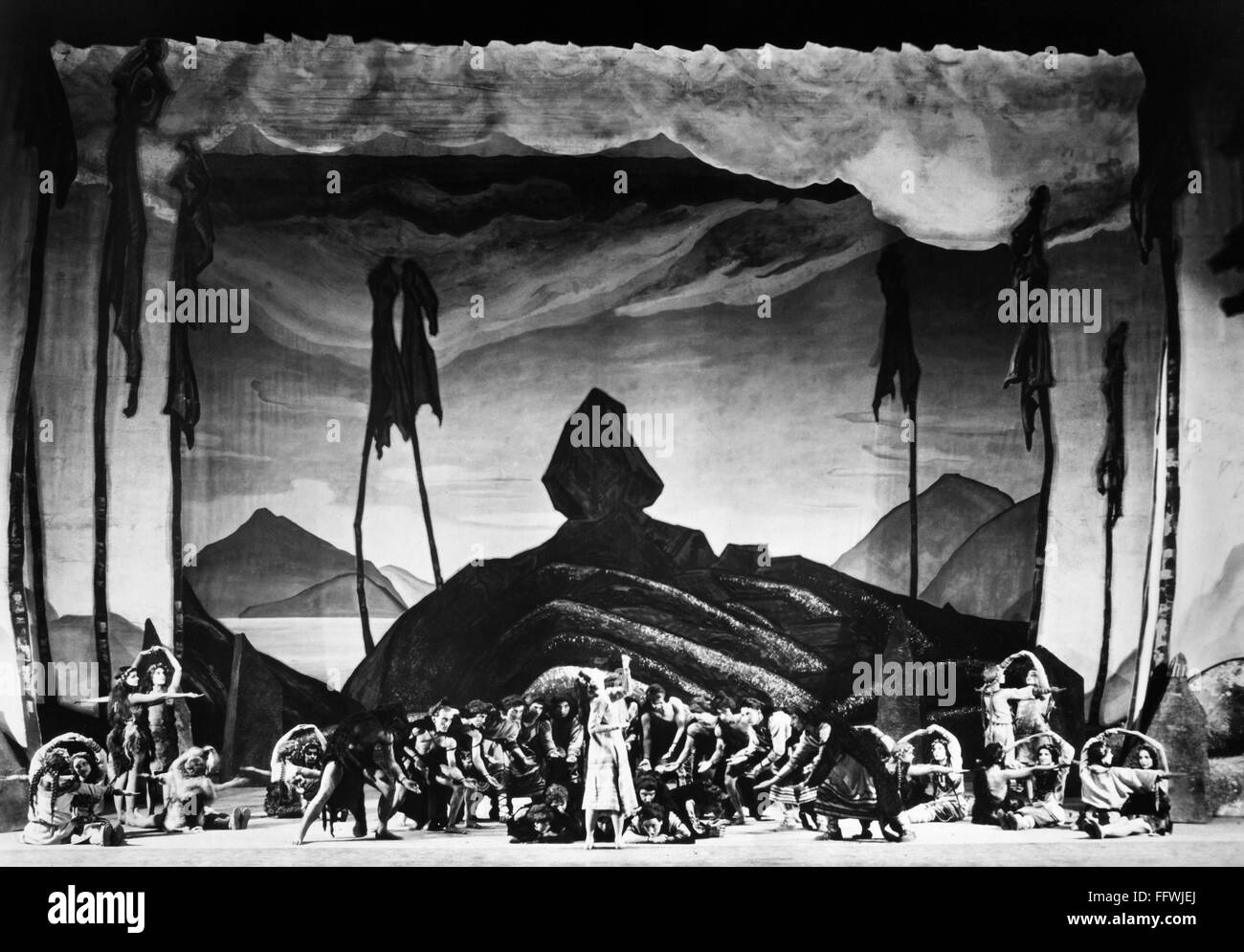 BALLET : SACRE DU PRINTEMPS. /NScene à partir de la première production