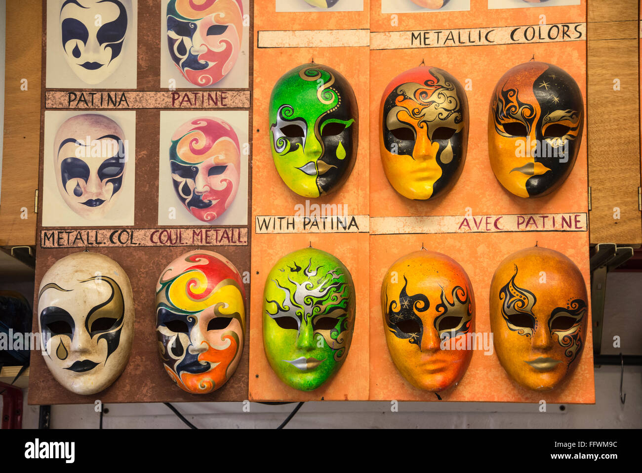 Une sélection de masques vénitiens décoratifs dans un magasin de fabrication de masques fait à la main/studio d'art appelé ‘CA’ Macana’ dans une rue étroite, nommée Dorsoduro, in t. Banque D'Images