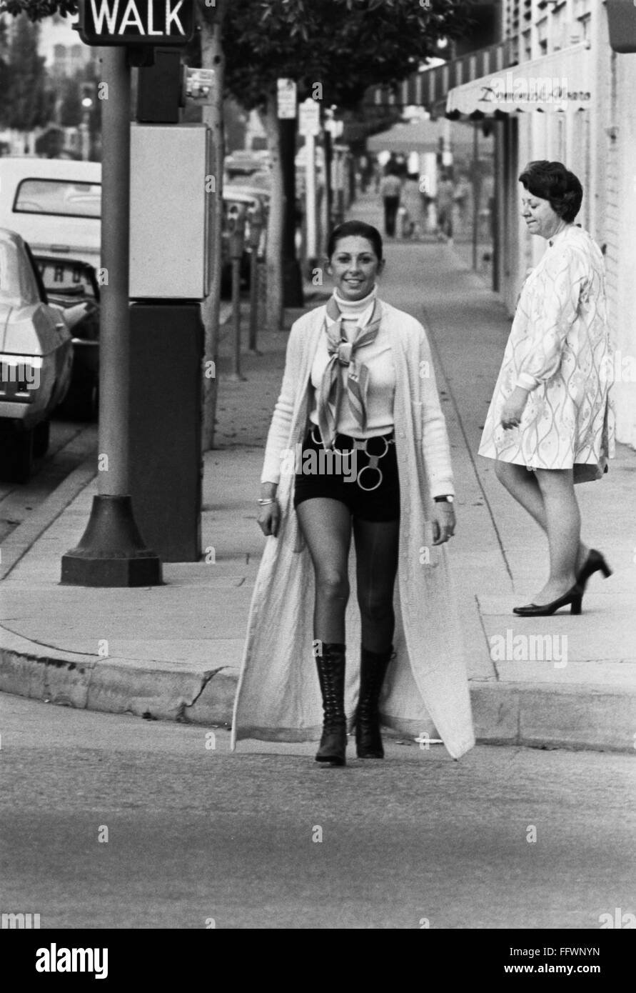 La mode feminine des annees 1970. NA femme en short a Beverly Hills Californie au debut des annees 70 Photo Stock Alamy