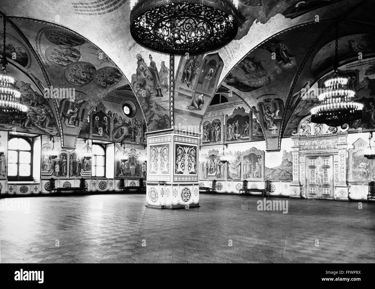 Moscou : Palais de facettes. /NReception Hall au Palais de facettes dans le Kremlin de Moscou, Russie. Photographie, milieu du 20ème siècle. Banque D'Images