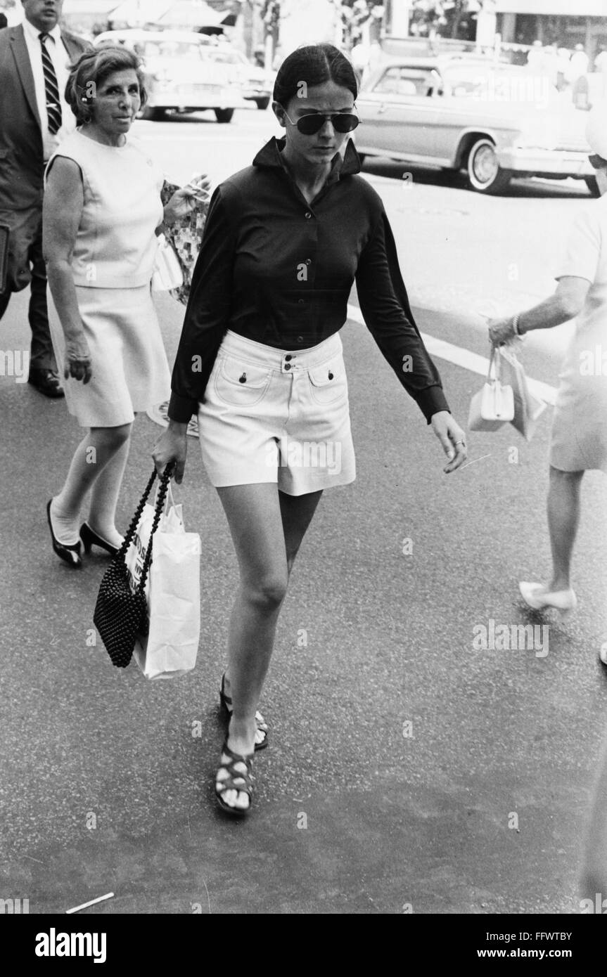 La mode féminine des années 1970. /NA femme portant une chemise à manches  longues blouse, short et sandales, probablement dans la ville de New York,  début des années 70 Photo Stock - Alamy