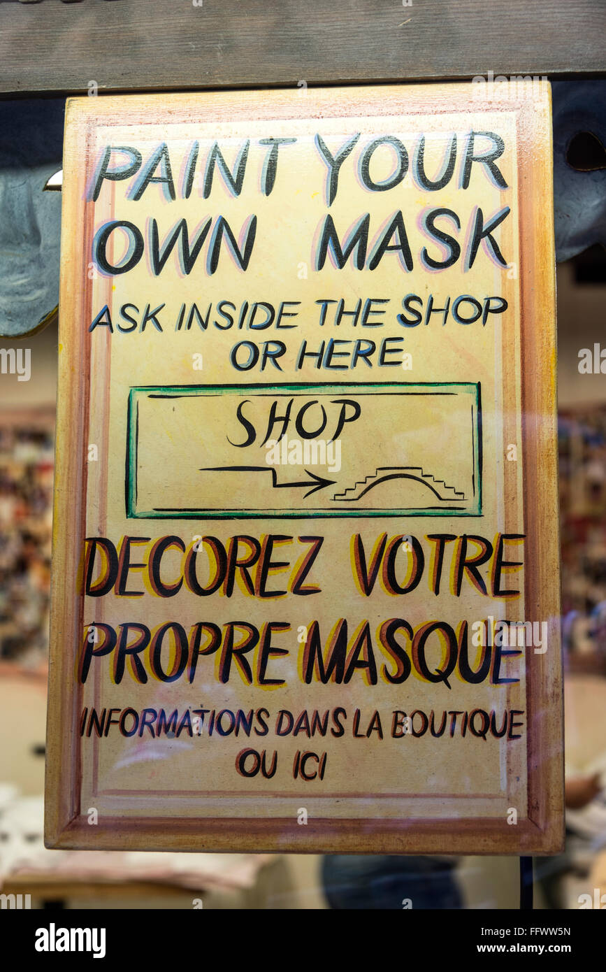 Une fenêtre dans un magasin de fabrication de masques fait à la main/studio d'art appelé ‘CA’ Macana’ dans une rue étroite, appelée Dorsoduro, dans le quartier universitaire rempli Banque D'Images