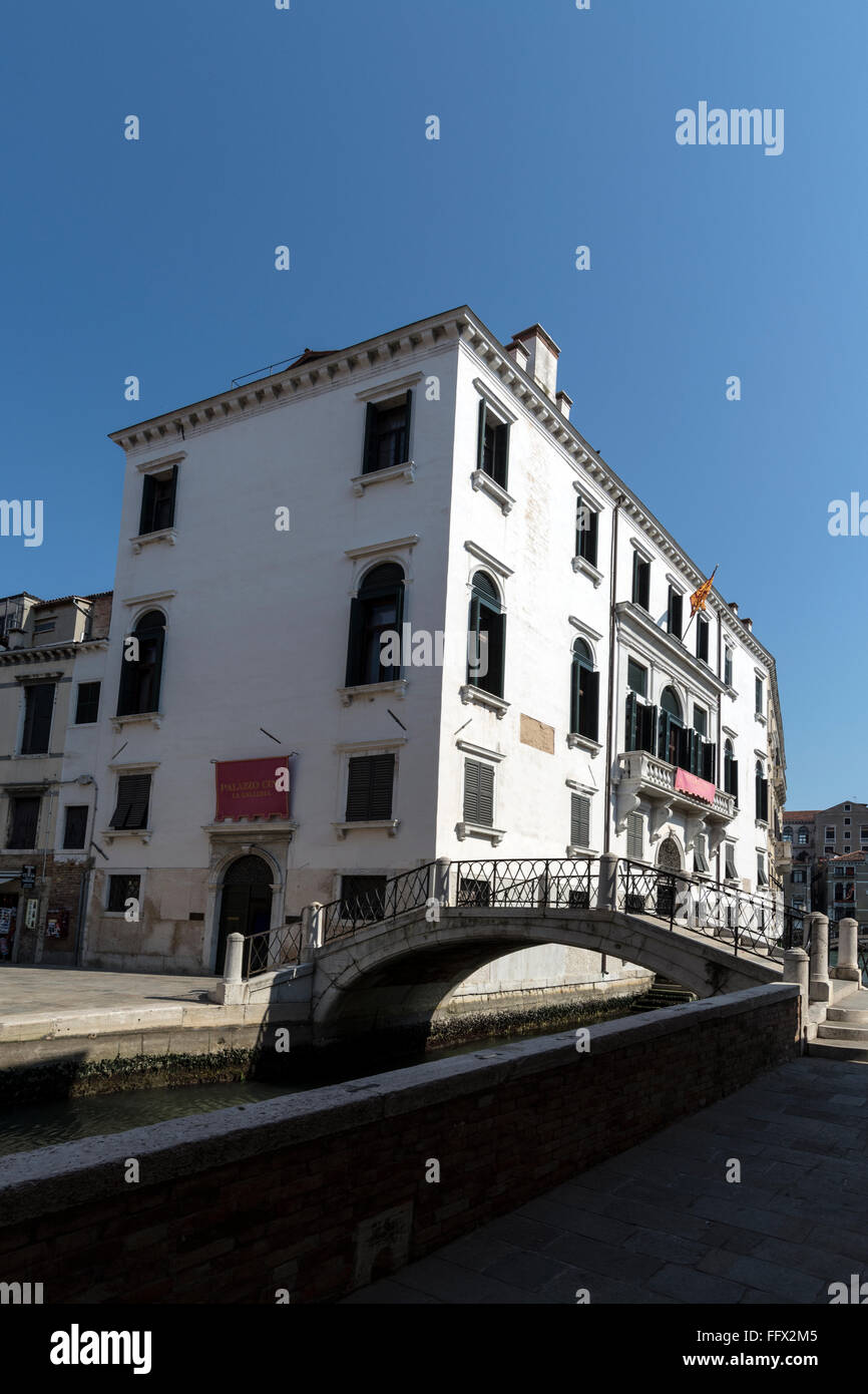 Une bannière accrochée sur le bâtiment du Palazzo Cini la Galleria sur Campo San Vio, dans le quartier Dorsoduro de Venise, dans le nord de l'Italie. La Galerie est Banque D'Images