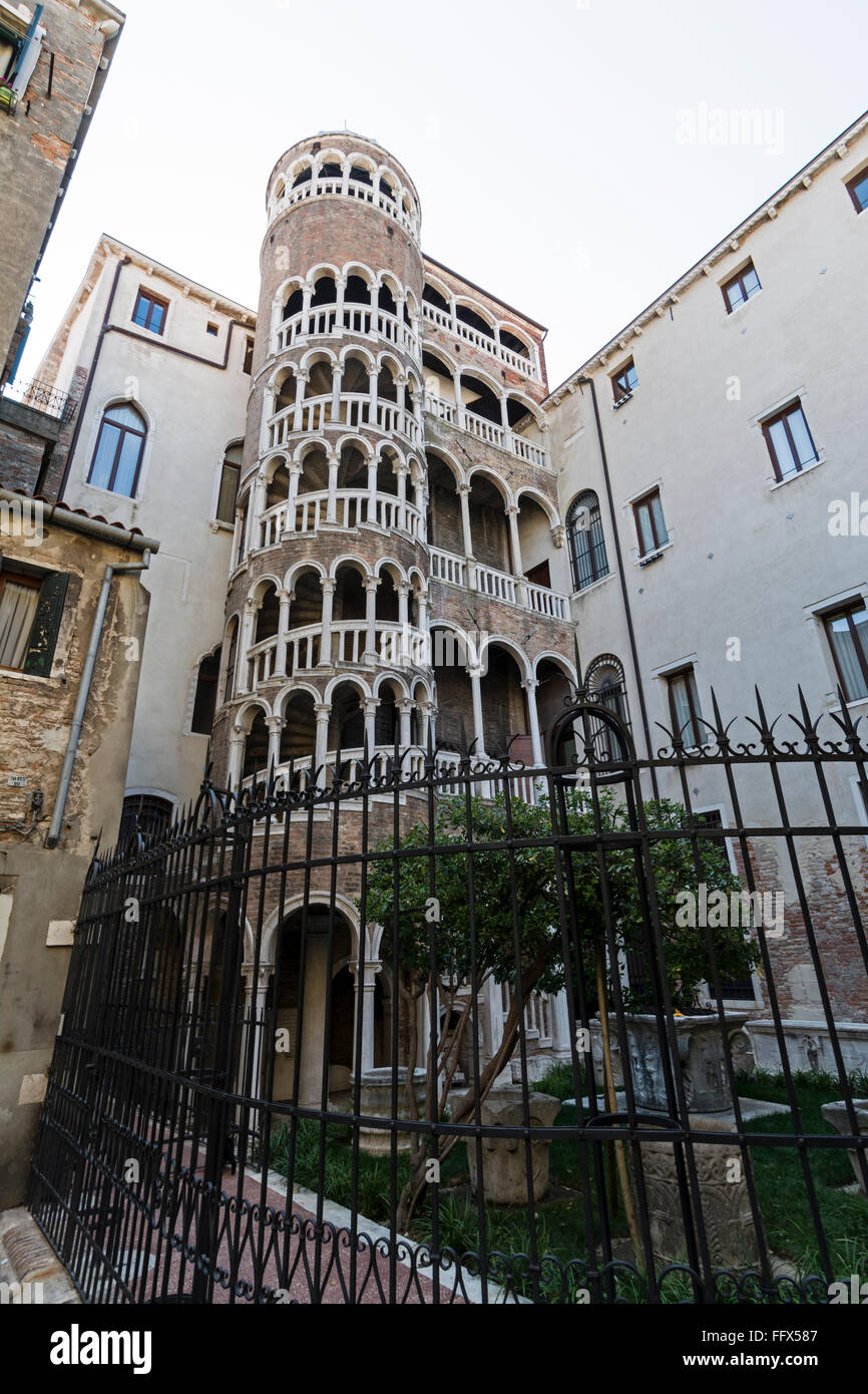 Palazzo Contarini del Bovolo à Venise dans le nord de l'Italie il est plus connu pour son escalier extérieur en spirale multi-arc connu sous le nom de Scala Contarini Banque D'Images