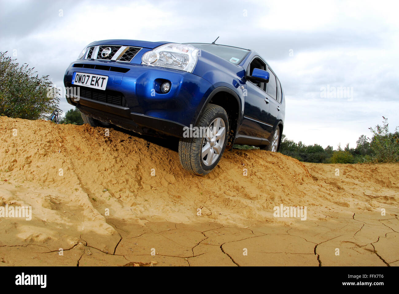 2007 Nissan X-trail SUV la conduite hors route Banque D'Images