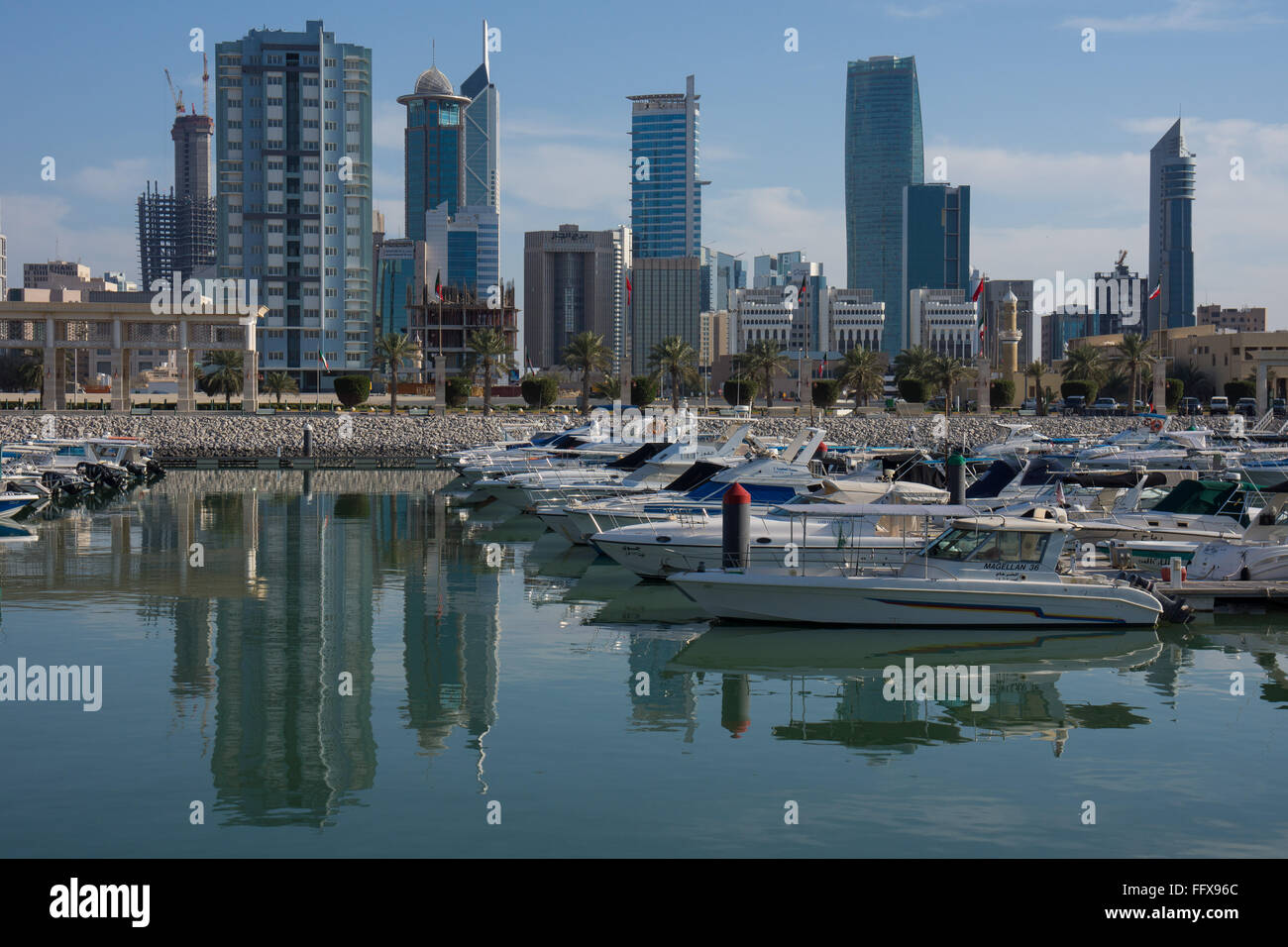 Koweït City marina au 15/06 avec cityscape derrière Banque D'Images