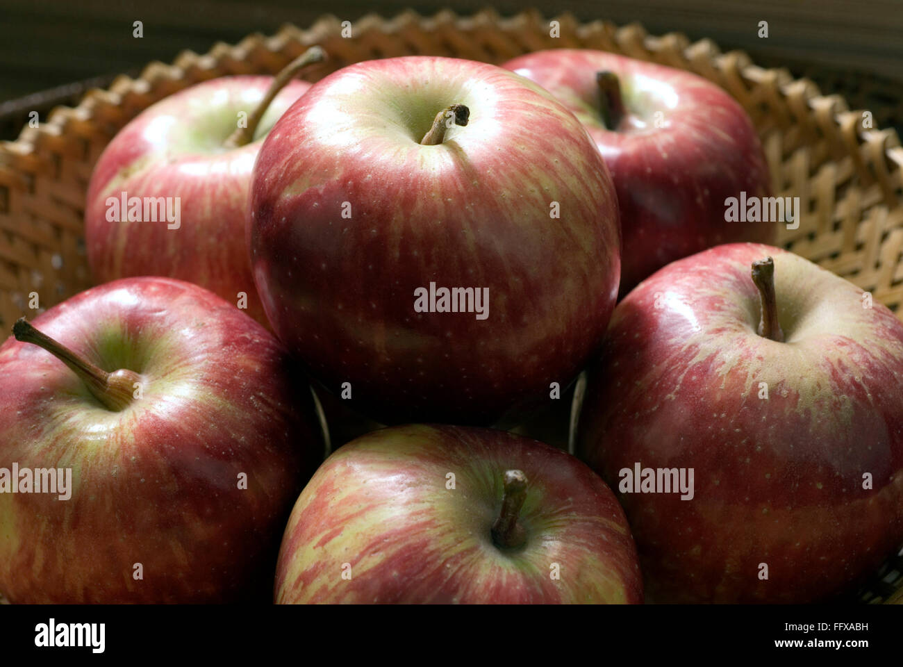 Fruit rouge rond Apple demi-douzaine dans panier Banque D'Images