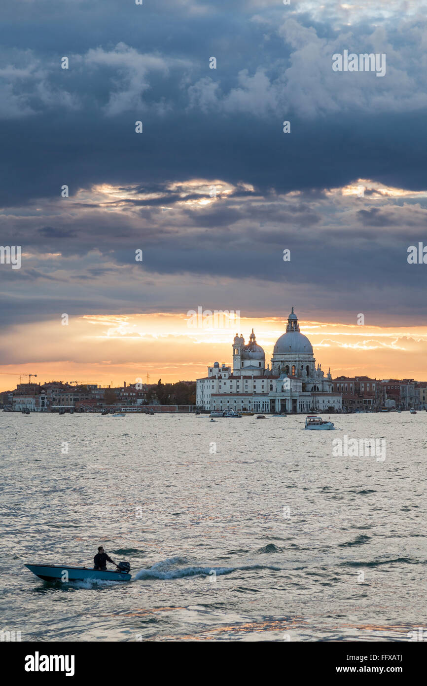 Automne coucher de soleil sur la basilique Santa Maria della Salute à Venise Banque D'Images