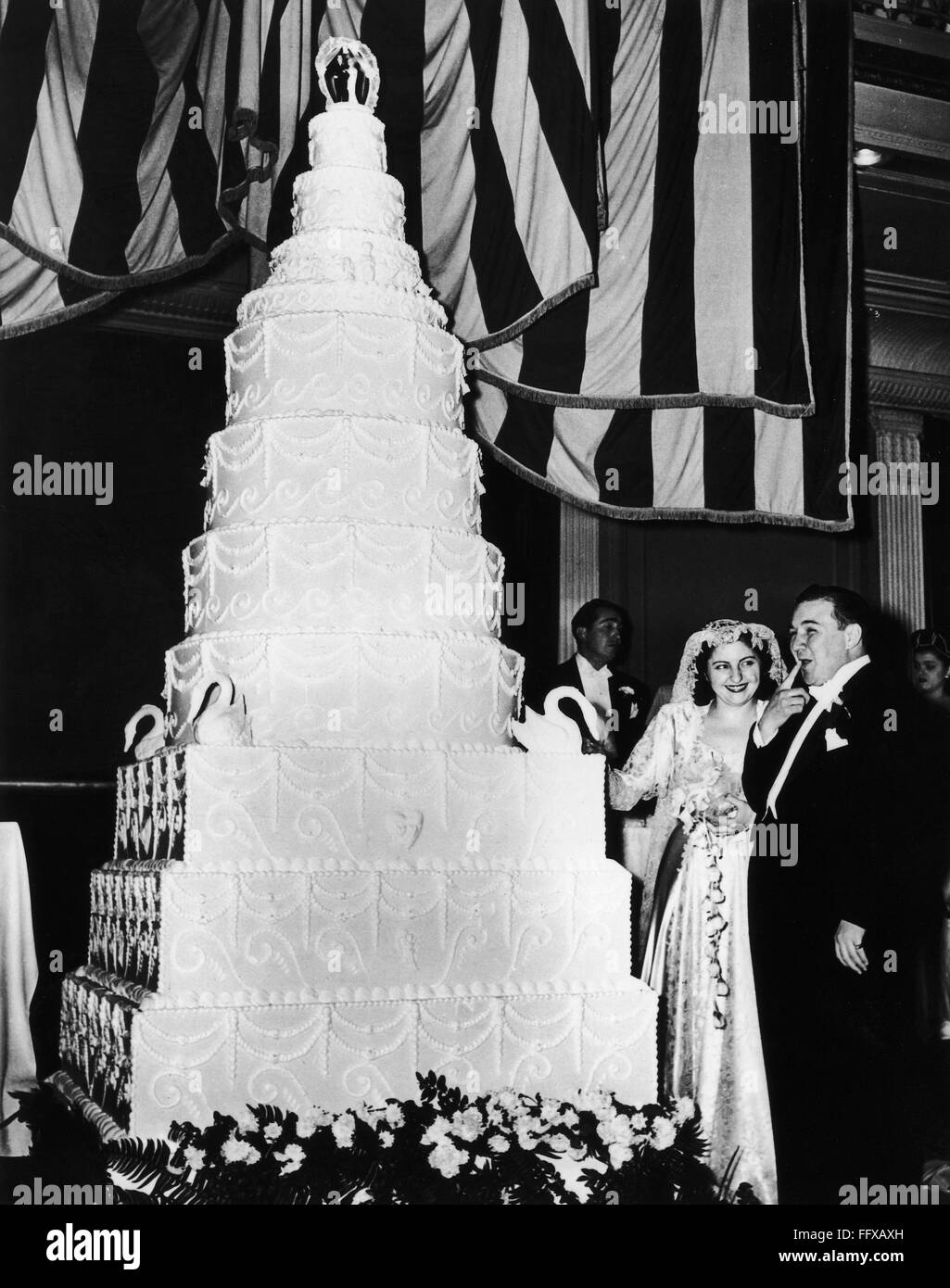 Gateau De Mariage 1947 Njames Fosco Aime La Cerise Sur Son Gateau De Mariage De 15 Pieds Les 7 Niveaux Inferieurs Sont Creux Givre De Base Photographie Chicago 1947 Photo Stock Alamy