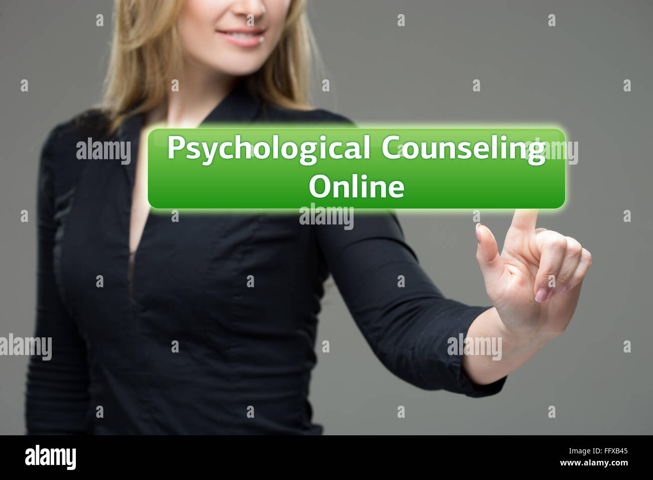 Businesswoman appuie sur le bouton Aide psychologique en ligne sur écrans virtuels. la technologie, internet et réseau concept. Banque D'Images