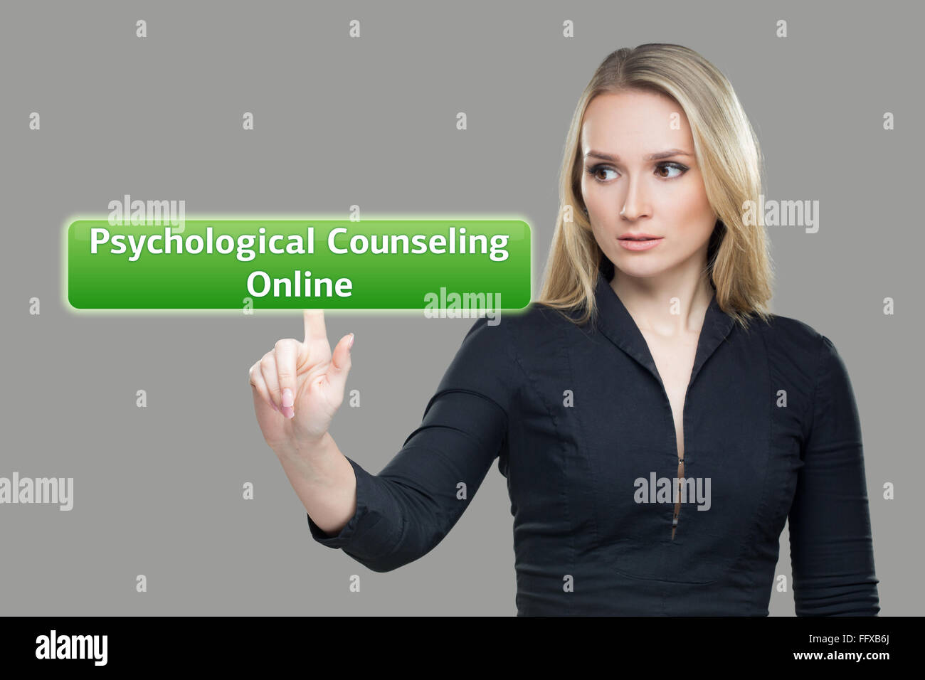 Businesswoman appuie sur le bouton Aide psychologique en ligne sur écrans virtuels. la technologie, internet et réseau concept. Banque D'Images