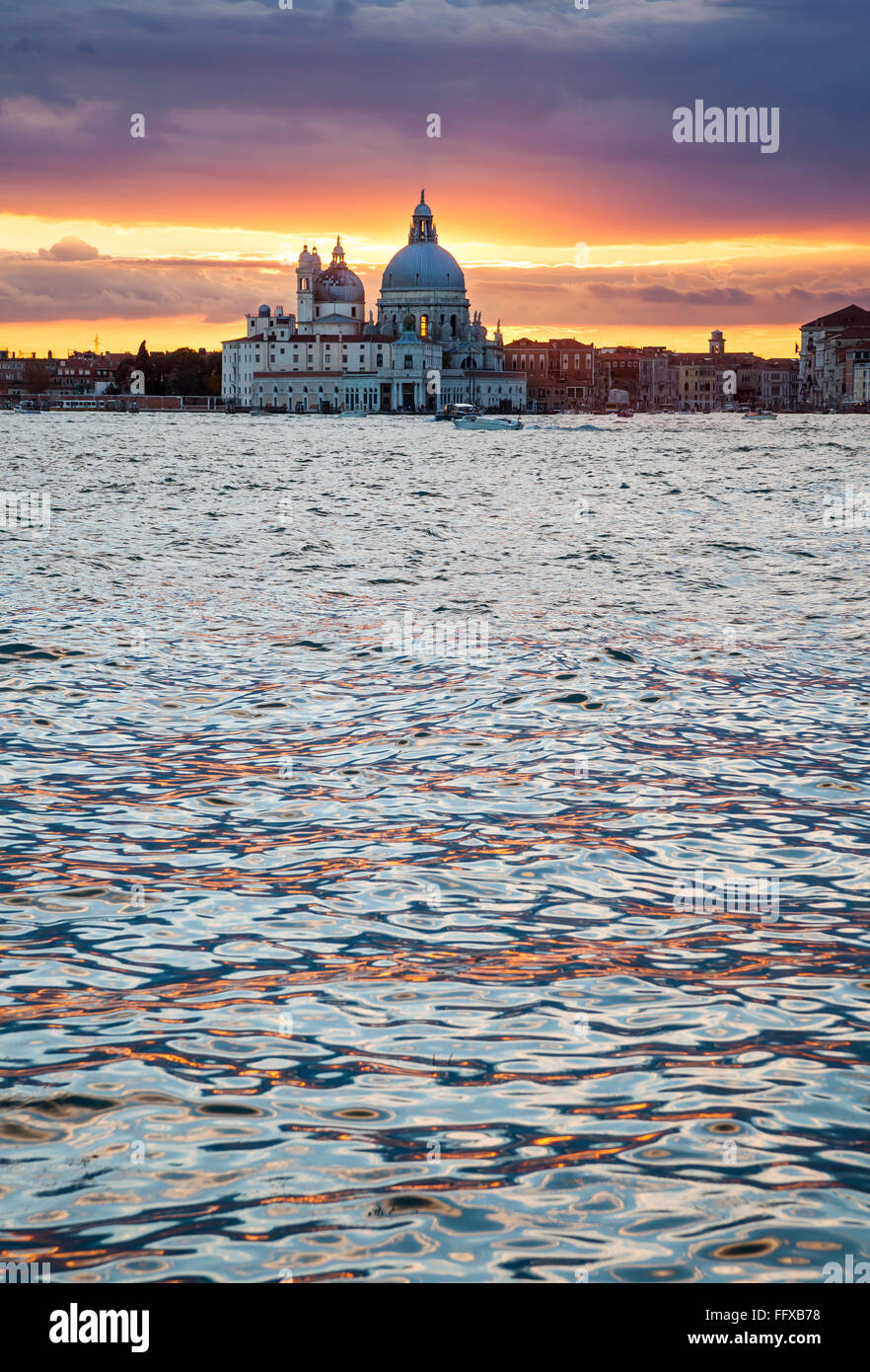 Automne coucher de soleil sur la basilique Santa Maria della Salute à Venise Banque D'Images